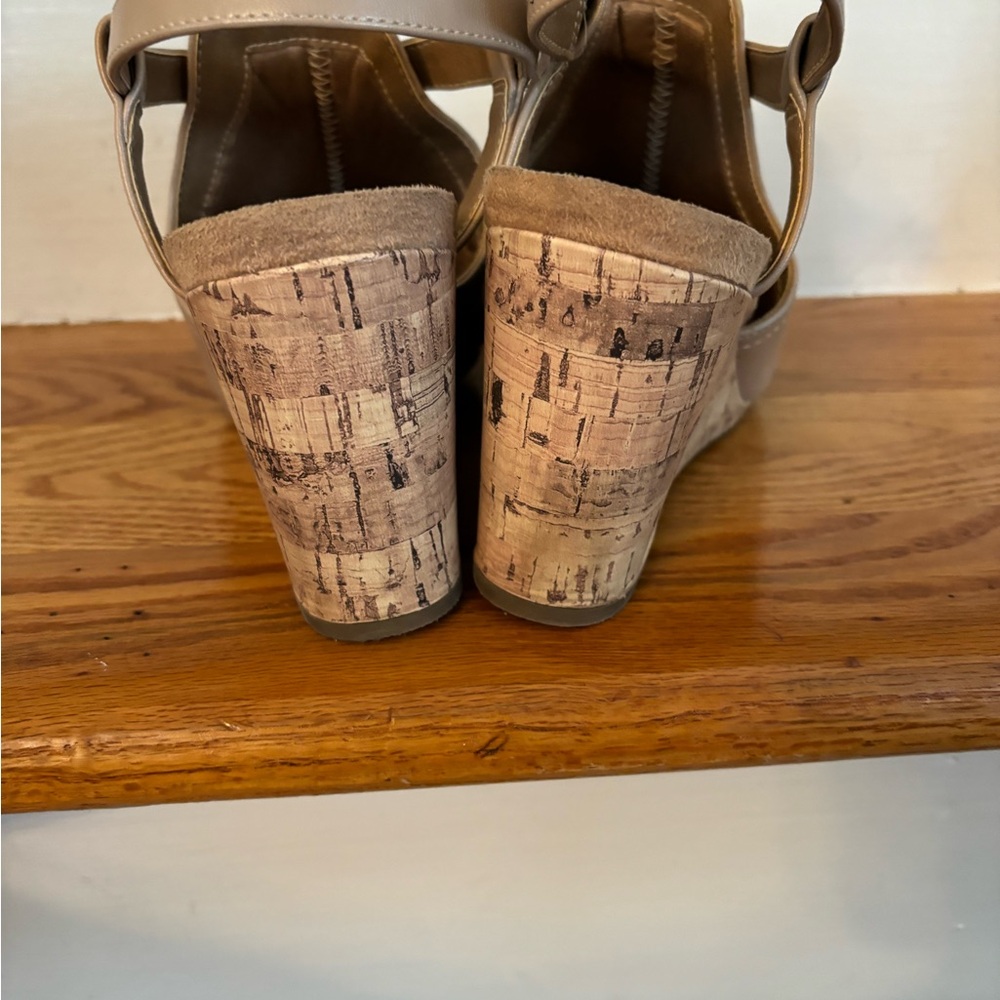 Life stride soft system size 9 wedge sling back peep toe shoe. Beige. 3.75 heel